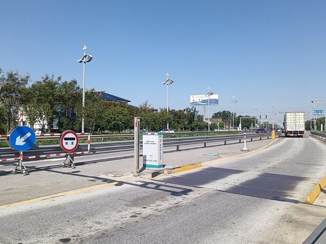 A vehicle using a dedicated weighbridge lane